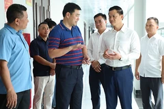 Chủ tịch Ủy ban nhân dân tỉnh Bắc Ninh Vương Quốc Tuấn kiểm tra cơ sở vật chất và động viên cán bộ, công chức, người lao động đang làm việc tại khu liên cơ quan của tỉnh.
