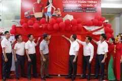 Các đại biểu thực hiện nghi thức khai trương hệ thống Smart Box tại Bắc Ninh.