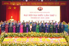 Các đồng chí lãnh đạo tỉnh Bắc Ninh chúc mừng Ban Chấp hành Đảng bộ phường Kinh Bắc nhiệm kỳ 2025-2030.