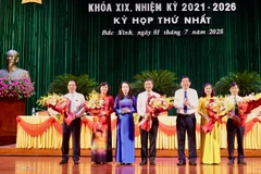 Bí thư Tỉnh ủy Bắc Ninh Nguyễn Văn Gấu tặng hoa chúc mừng lãnh đạo Hội đồng nhân dân Bắc Ninh mới.