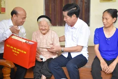 Bí thư Tỉnh ủy Bắc Ninh Nguyễn Văn Gấu tới thăm, động viên Mẹ Việt Nam Anh hùng Nguyễn Thị Cược tại phường Ninh Xá. 