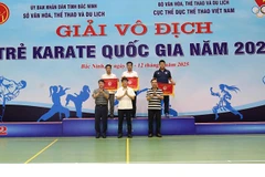 Ban Tổ chức trao giải Nhất, Nhì, Ba toàn đoàn.