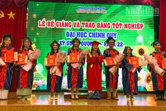 Nhà trường khen thưởng cho những sinh viên đạt tốt nghiệp loại xuất sắc. 