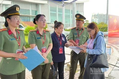 Phó Giám đốc Công an tỉnh Vĩnh Long Nguyễn Thị Hải Yến dự tổng duyệt chương trình. 