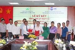 Hai bên thực hiện lễ ký kết hợp tác. 