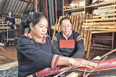 Giới thiệu kỹ thuật dệt thổ cẩm thủ công truyền thống tại buổi livestream.