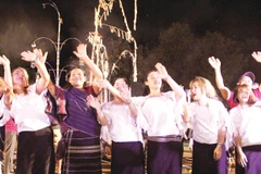 Nghệ nhân ưu tú Touneh Mabio (thứ hai từ trái sang) cùng các học trò.