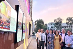 Các đại biểu tham quan "Con đường Nhiếp ảnh".