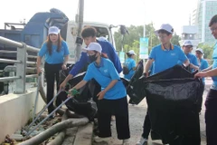 Lãnh đạo Sở Nông nghiệp và Môi trường TP Cần Thơ cùng đoàn viên, thanh niên tham gia thu gom rác thải dọc theo tuyến bờ kè rạch Khai Luông.