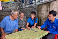 Đoàn Thanh niên phường Ninh Kiều đến nhà dân hỗ trợ bà con cài đặt ứng dụng VNeID trên điện thoại thông minh.