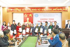 Trao tặng thẻ bảo hiểm y tế cho những người dân có hoàn cảnh đặc biệt tại Phú Thọ. Ảnh: Báo Phú Thọ