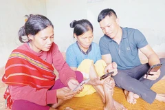 Người dân thôn La Giông, xã Đăk Tờ Kan tiếp cận thông tin đã được số hóa. Ảnh: Thu Hiền 