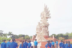 Thế hệ trẻ đến tưởng niệm và tham quan tại Công viên Tượng đài Chiến thắng ở Tân An (Tây Ninh).