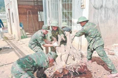 Cán bộ, chiến sĩ sửa nhà giúp dân.