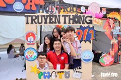 Các học sinh Trường THPT Trần Cao Vân háo hức check-in tại hội trại truyền thống 9/1 tại Trường THPT Nguyễn Thượng Hiền.