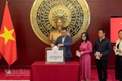Đại sứ Phạm Thanh Bình, Công sứ Ninh Thành Công quyên góp ủng hộ đồng bào trong nước.