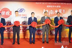 Lễ cắt băng khai trương Ngày hàng Việt Nam tại Trung Quốc và Lễ hội trái cây Việt Nam.