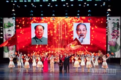 Các nghệ sĩ hát bài Việt Nam-Trung Hoa.