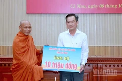 Đại diện Hội Đoàn kết sư sãi yêu nước tỉnh Cà Mau trao tượng trưng ủng hộ tại lễ quyên góp. 