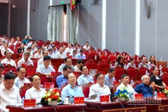 Các đồng chí Thường trực Tỉnh ủy Cà Mau (hàng đầu tiên) tham dự và chủ trì hội nghị vào chiều 29/10.