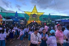 Đông đảo các em thiếu nhi đến tham gia và chung vui cùng chương trình "Chung tay vì tụi nhỏ" tại miền biển Gành Hào.