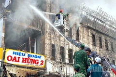 Lực lượng chức năng Cà Mau tham gia khống chế đám cháy lớn xảy ra trên địa bàn xã Năm Căn, tỉnh Cà Mau trong tháng 9/2025.