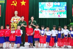 Đồn Biên phòng Gành Hào (thuộc Bộ đội Biên phòng Cà Mau) tặng quà Tết Trung thu cho các em học sinh có hoàn cảnh khó khăn miền biển xã Gành Hào, tỉnh Cà Mau.