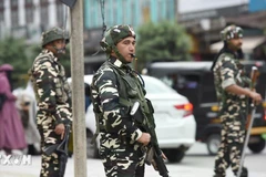Binh sỹ Ấn Độ gác tại thành phố Srinagar, thủ phủ mùa hè của khu vực Kashmir do Ấn Độ kiểm soát, ngày 9/5/2025. (Ảnh: THX/TTXVN)