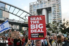 Người dân tham gia biểu tình ở Tel Aviv, Israel, ngày 28/5/2025, yêu cầu giải pháp toàn diện cho vấn đề con tin và ngừng bắn tại Gaza. (Ảnh: THX/TTXVN)