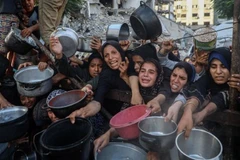 Người dân Palestine phải di dời chờ nhận thực phẩm miễn phí từ một trung tâm phân phối thực phẩm ở Thành phố Gaza, ngày 14/7/2025.(Ảnh: THX)