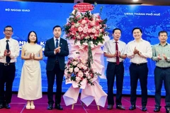 Lãnh đạo thành phố Huế tặng hoa chúc mừng nhân kỷ niệm 80 năm Ngày thành lập ngành ngoại giao Việt Nam (28/8/1945-28/8/2025).