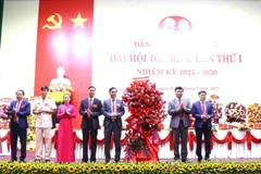 Lãnh đạo Thành ủy Huế tặng hoa chúc mừng Đại hội Đảng bộ xã Phú Vang.