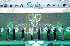Lãnh đạo thành phố Huế, Đại sứ Đan Mạch và Carlsberg Việt Nam thực hiện nghi thức khánh thành Nhà máy bia Phú Bài mở rộng.