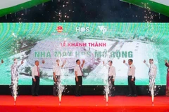 Các đại biểu thực hiện nghi thức ấn nút khánh thành Dự án nhà máy Huế Premium Silica.