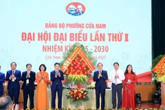 Lãnh đạo Thành ủy, Hội đồng nhân dân, Ủy ban nhân dân thành phố Hà Nội chúc mừng Đại hội đại biểu Đảng bộ phường Cửa Nam.