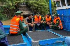 Cán bộ, chiến sĩ Đồn Biên phòng Tuy Hòa tuyên truyền, vận động ngư dân ký cam kết không vi phạm khai thác thủy sản vùng biển nước ngoài.