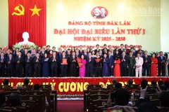 Đồng chí Nguyễn Văn Nên, Ủy viên Bộ Chính trị, Thường trực Tiểu ban Văn kiện Đại hội Đảng lần thứ XIV tặng hoa chúc mừng Ban Chấp hành Đảng bộ tỉnh Đắk Lắk nhiệm kỳ 2025-2030.