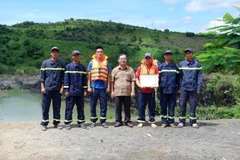 Phó Bí thư Đảng ủy, Chủ tịch Ủy ban nhân dân xã Ea Wer Nguyễn Hữu Truyền trao Giấy khen của Ủy ban nhân dân xã tặng lực lượng cảnh sát phòng cháy chữa cháy và cứu nạn, cứu hộ đã nỗ lực tham gia cứu hộ.