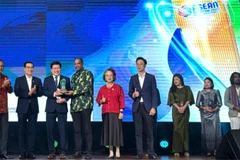 Ông Thái Anh Tuấn, Tổng Giám đốc Simexco Daklak (người đứng thứ 3 từ trái sang) nhận giải thưởng từ Ban tổ chức tại lễ trao giải.