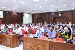 Các đại biểu Hội đồng nhân dân tỉnh Đắk Lắk biểu quyết thông qua các nghị quyết kỳ họp. (Ảnh: MINH HUỆ)