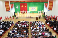 Thầy cô giáo và học sinh Trường trung học phổ thông dân tộc nội trú N'Trang Lơng, tỉnh Đắk Lắk khai giảng năm học mới.