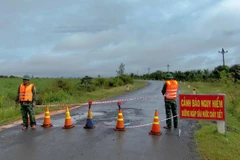 Các lực lượng chức năng đặt biển cảnh báo đường bị ngập sâu nguy hiểm và canh gác không cho người dân đi qua lại.