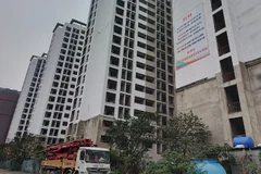 Một dự án nhà ở xã hội tại Khu đô thị Pháp Vân-Tứ Hiệp (Hà Nội) bị chậm tiến độ. (Ảnh Văn Học)