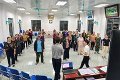 Những đôi chân có thể không còn nhanh nhẹn và đôi khi lạc nhịp nhưng vẫn luôn cố gắng bắt kịp từng điệu nhảy.