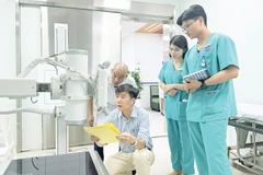 Cán bộ Sở Khoa học và Công nghệ thành phố Hải Phòng kiểm tra an toàn bức xạ tại các đơn vị trên địa bàn. Ảnh | THANH HÀ