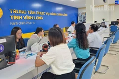 Người dân và doanh nghiệp đến làm thủ tục hành chính ở Trung tâm phục vụ hành chính công tỉnh Vĩnh Long. 