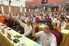 Đại biểu biểu quyết thông qua nghị quyết. 