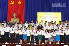 Trao giải cho các em đạt giải Cuộc thi sáng tạo thanh thiếu niên nhi đồng. 