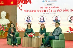 Các chuyên gia trao đổi thông tin về hàng hóa chuẩn bị Tết. 