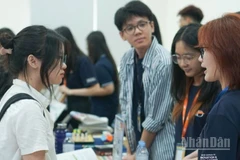 Các bạn trẻ trong hoạt động của khu vực tư vấn nghề nghiệp tại sự kiện. (Ảnh: PV)